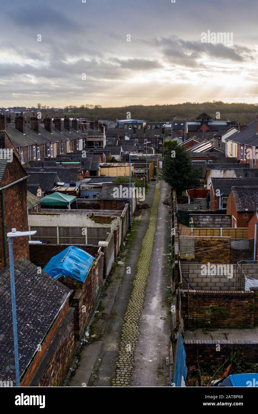 Luftaufnahme von Terrassenwohnungen in Stoke on Trents ärmeren Gebieten, Armut und städtischer Niedergang, rat und Sozialwohnungen, Immigration West Midlands Stockfoto