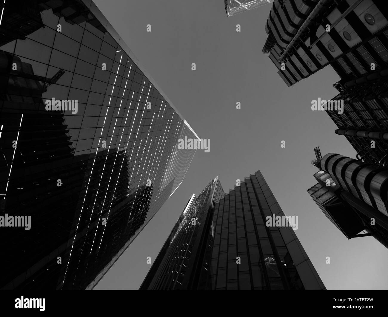 Black and White Landscape, Lloyds of London Building und Willis Towers Watson, City of London, England, Großbritannien, GB. Stockfoto