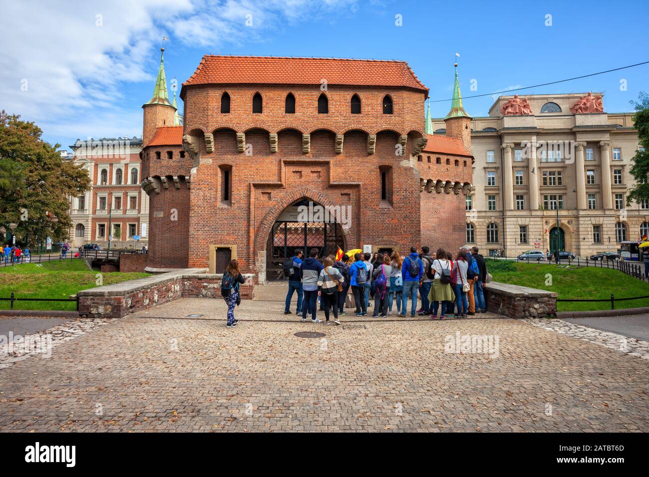 Krakow, Polen - 23. September 2019: Gruppe von Touristen auf geführten Besichtigungstouren im Barbakan Krakowski (Polnisch: Barbakan Krakowski), im Stil der Gotik Stockfoto