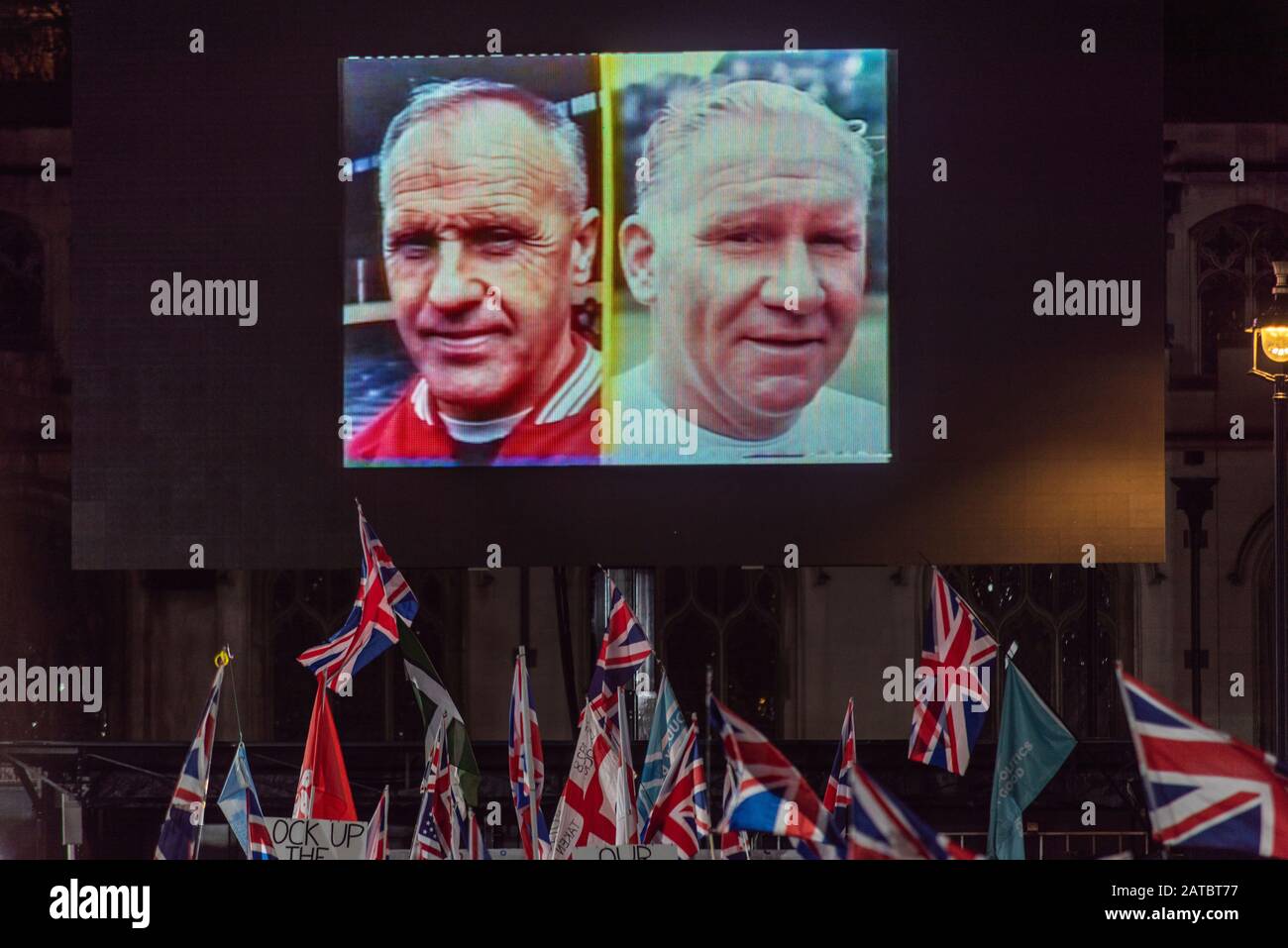 Bill Shankly und Bill Nicholson zeigten sich auf der großen Leinwand bei der Feier auf dem Parliament Square am Brexit Day, 31. Januar 2020 in London, Großbritannien Stockfoto
