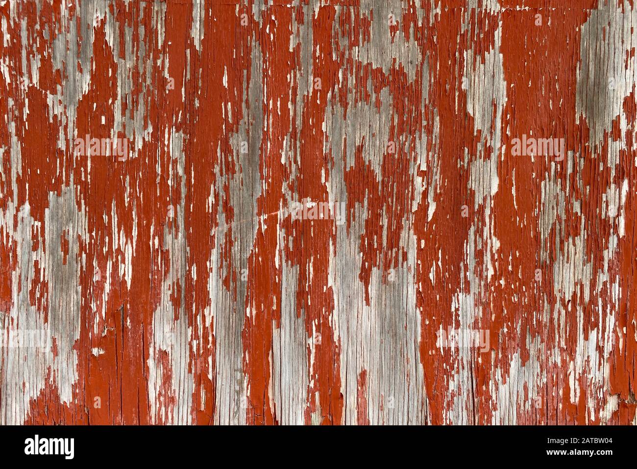Eine alte rot schälende, bemalte Holzwand Stockfoto