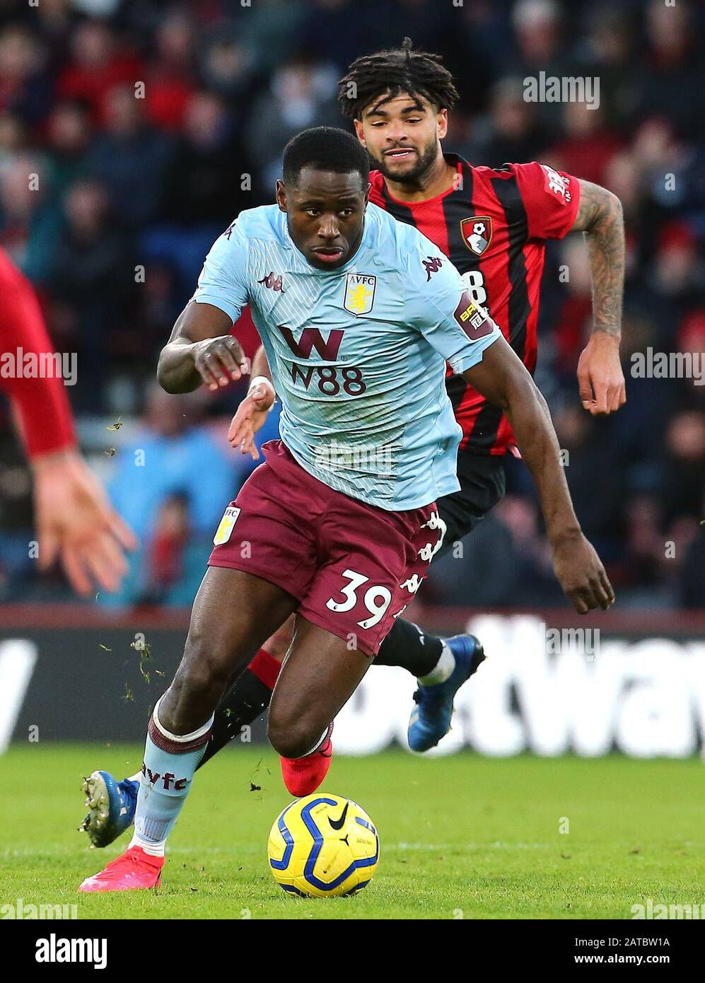 Die Philip Billing von Aston Villa (vorne) von Keinan Davis (vorne) während des Premier-League-Spiels im Vitality Stadium, Bournemouth. Stockfoto