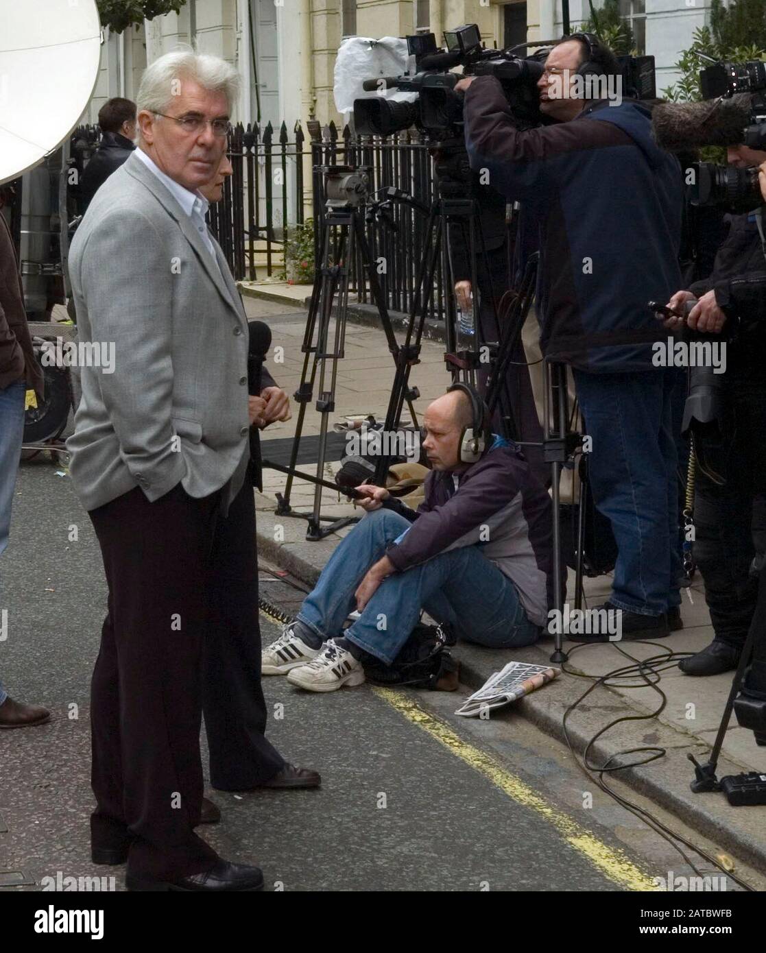 Der Publizist Max Clifford trat 2006 dem Medienzirkus außerhalb von Madonnas Haus in London bei. Stockfoto