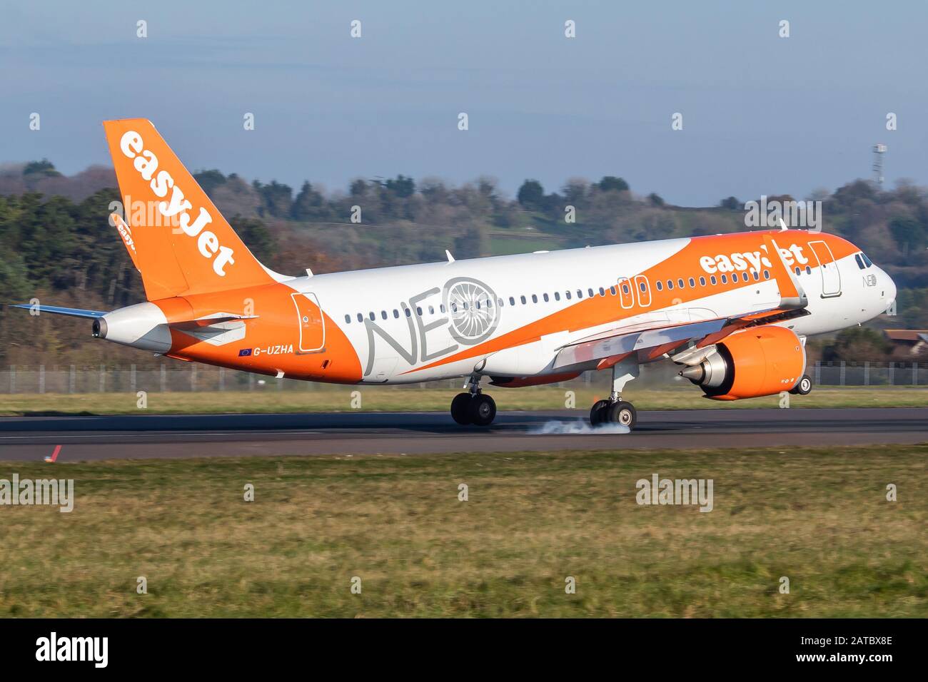 EasyJet Airbus A320 NEO G-UZHA Landung auf der Startbahn 09 am internationalen Flughafen Bristol. Stockfoto