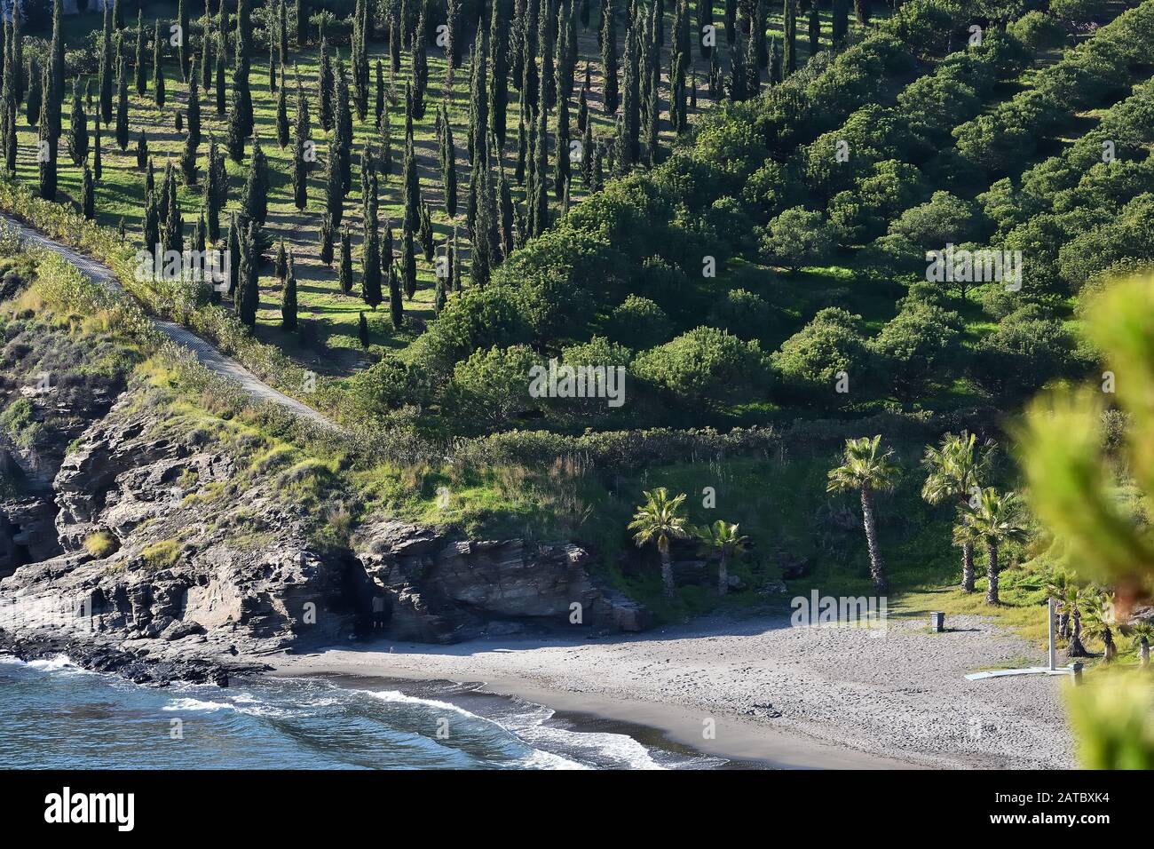 "Calabajio Beach" von Almuñecar mit dem mediterranen Park im Hintergrund an der Küste von Granada Stockfoto