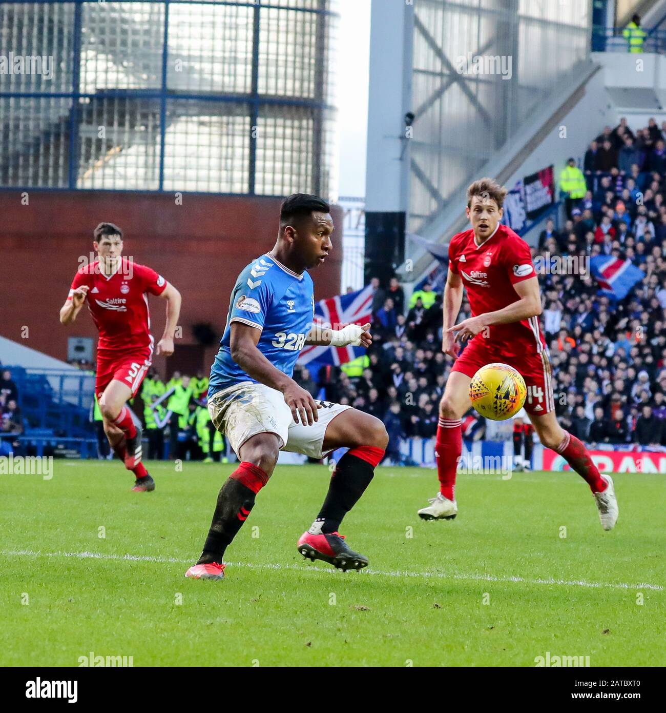 Glasgow, Großbritannien. Februar 2020. Der Rangers FC spielte Aberdeen auf dem Heimstadion der Glasgower Mannschaften im Ibrox-Fußballstadion in einem Spiel der Scottish Premiere League. Die letzten beiden Spiele zwischen diesen Mannschaften führten zu einem 5 - 0-Sieg für die Rangers in Ibrox und einem 2 - 2-Unentschieden in Pittodrie, Aberdeens Heimatstadion, so dass dies in den Ligapunkten ein wichtiges Spiel für beide Mannschaften ist. Das Spiel endete 0 - 0. Credit: Findlay/Alamy Live News Stockfoto