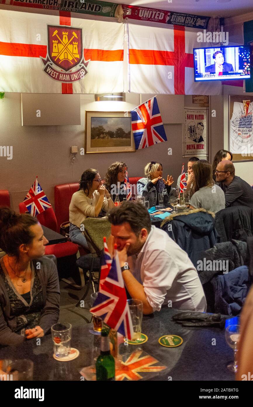 Europäer versammeln sich zum Gedenken an die Brexit Night, den letzten Tag der UKs in der EU, in einer britischen Kneipe in Wien, Österreich am 31. Januar Stockfoto