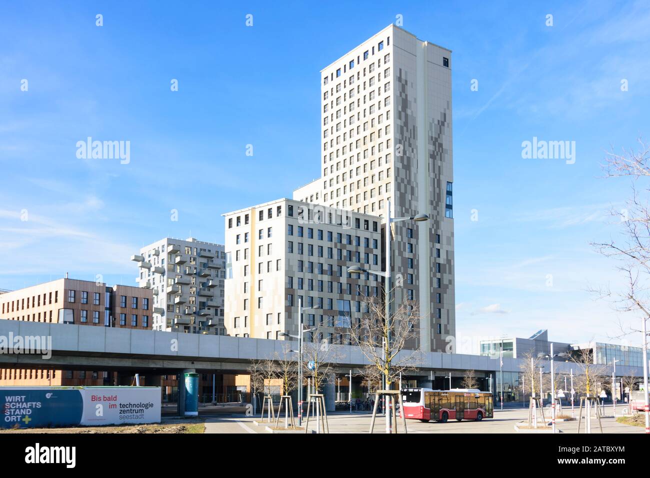 Wien, Wien: 84 m hoher Holzhochhaus oho Holzhochhaus, höchster Holzhochhaus der Welt, im neuen Stadtteil Seestadt Aspern im 22. Donaustadt Stockfoto
