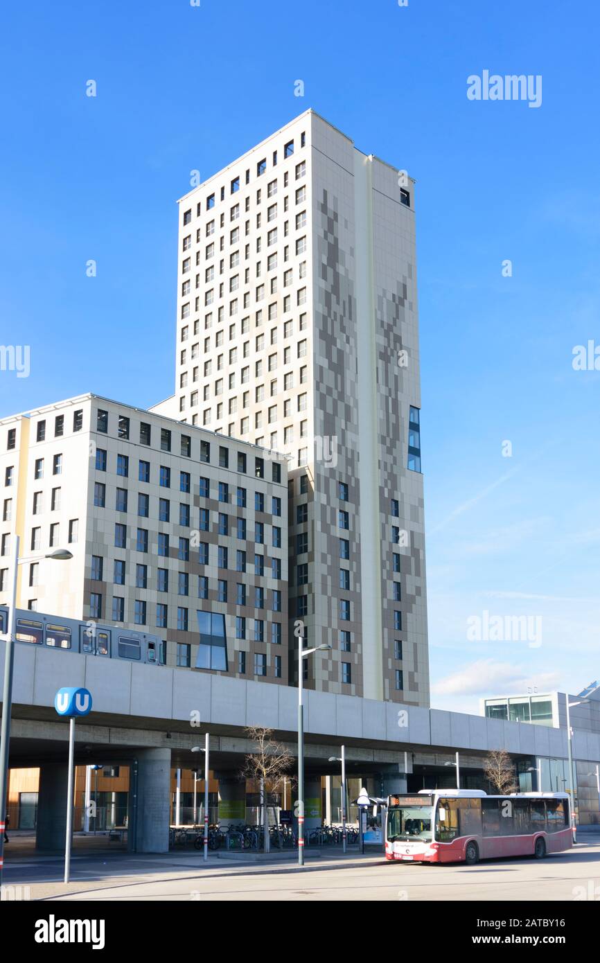 Wien, Wien: 84 m hoher Holzhochhaus oho Holzhochhaus, höchster Holzhochhaus der Welt, U-Bahn, im neuen Stadtteil Seestadt Aspern im 22. Tun Stockfoto