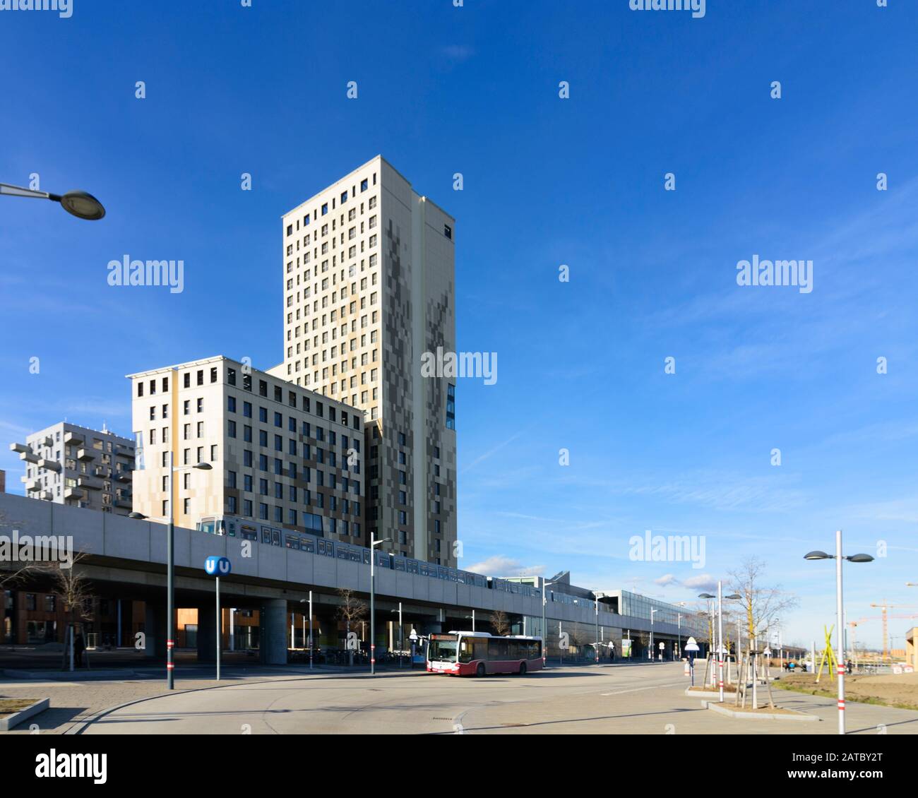 Wien, Wien: 84 m hoher Holzhochhaus oho Holzhochhaus, höchster Holzhochhaus der Welt, U-Bahn, im neuen Stadtteil Seestadt Aspern im 22. Tun Stockfoto