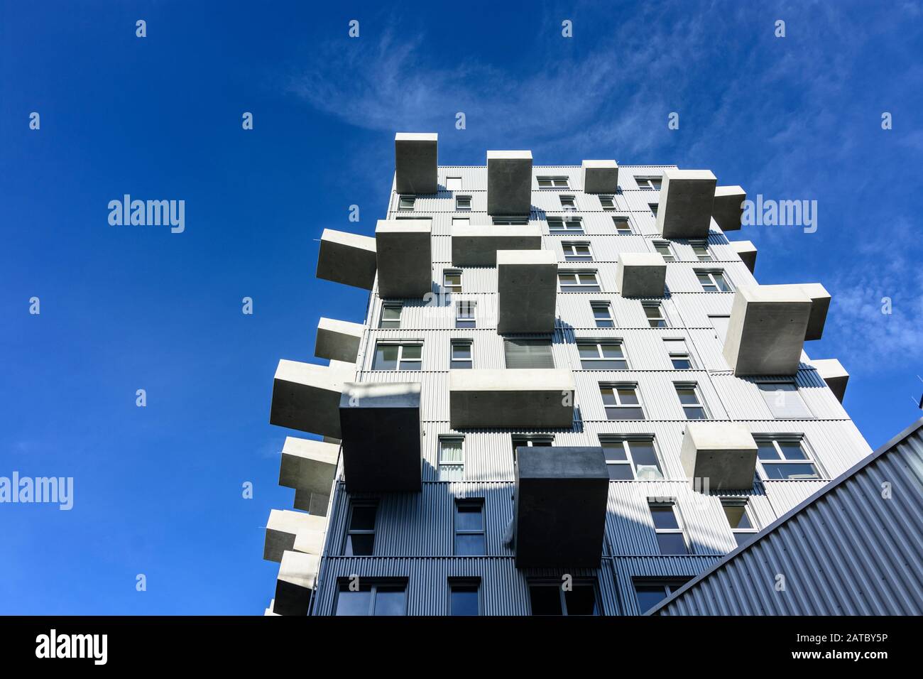 Wien, Wien: Wohn-Wohnung, Haus, großer vorspringender Balkon, im neuen Stadtteil Seestadt Aspern im 22. Donaustadt, Wien, Österreich Stockfoto