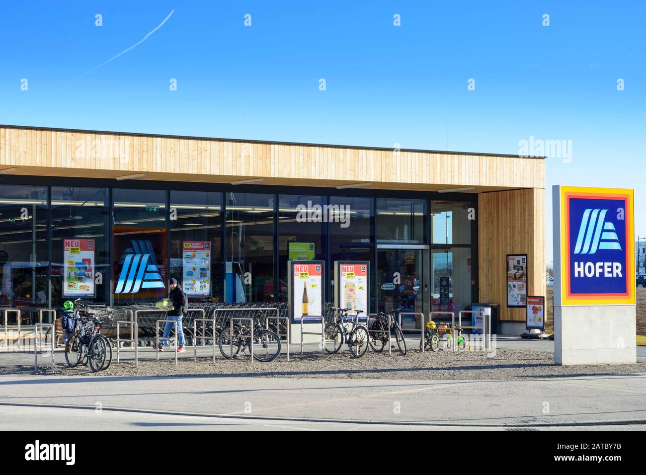 Wien, Wien: Hofer Supermarkt, Holzbau, im neuen Stadtteil Seestadt Aspern im 22. Donaustadt, Wien, Österreich Stockfoto