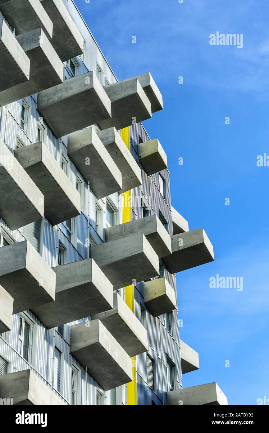 Wien, Wien: Wohn-Wohnung, Haus, großer vorspringender Balkon, im neuen Stadtteil Seestadt Aspern im 22. Donaustadt, Wien, Österreich Stockfoto