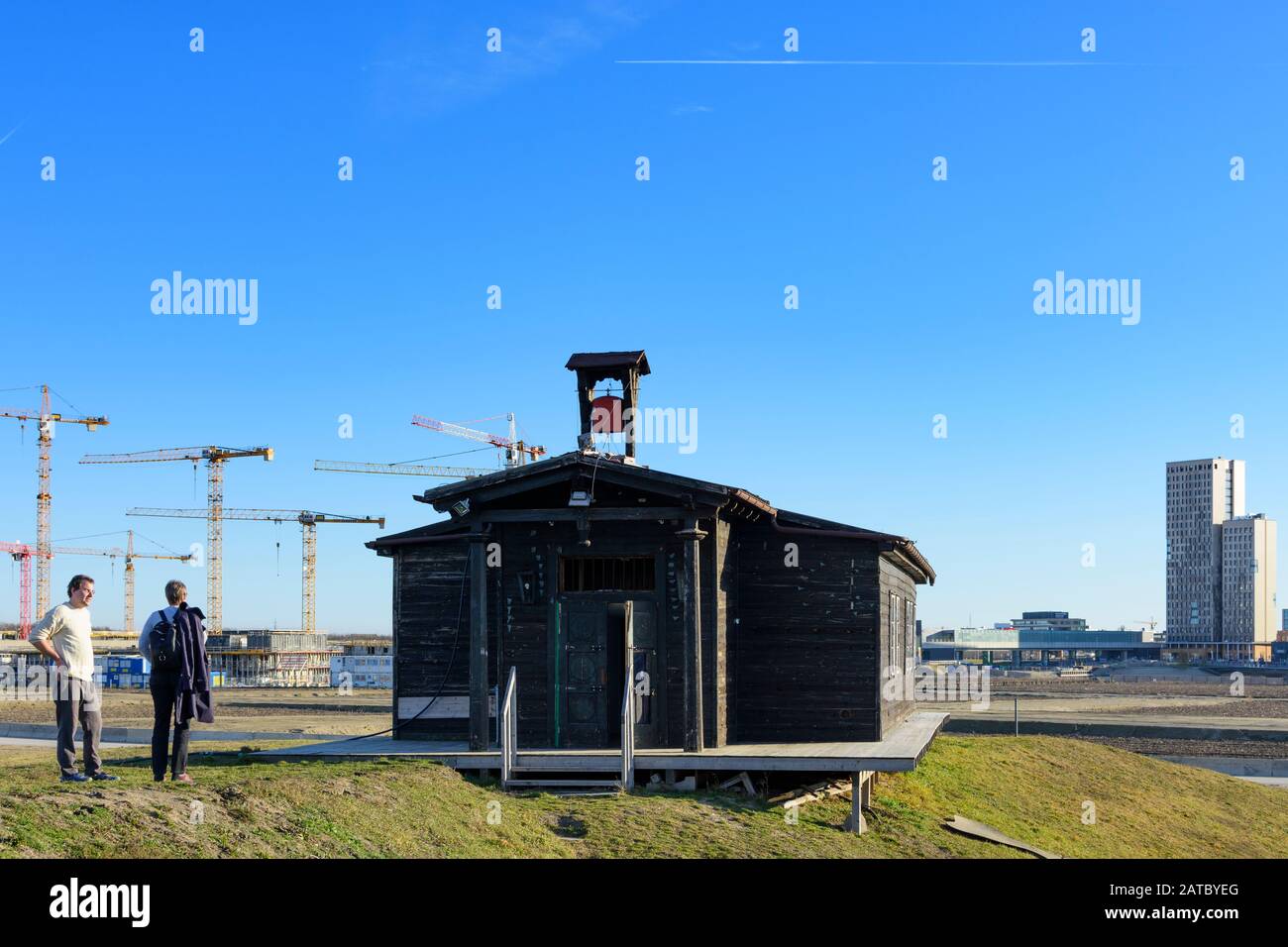 Wien, Wien: Galerie Notgalerie (alte Kirche), 84 m hoher Holzhochhaus oho Holzhochhaus, im neuen Stadtteil Seestadt Aspern im 22. Donaustadt, Wien, Stockfoto