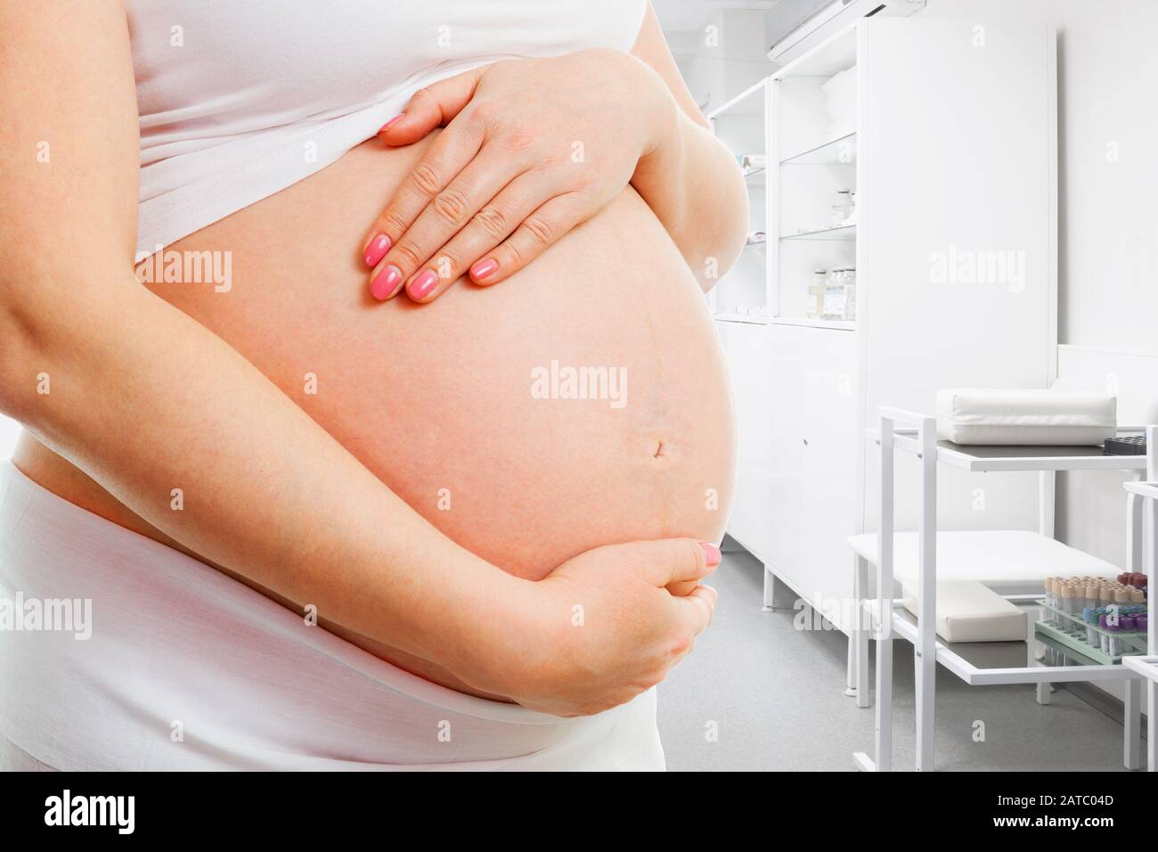 Bauch einer schwangeren Frau in der Klinik Stockfoto