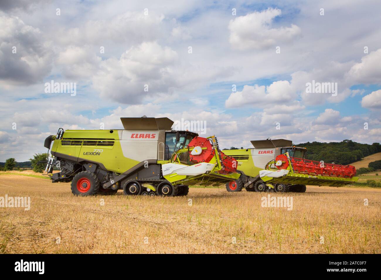 2x Claas Lexion Mähdrescher, die auf einem Feld geparkt sind. Much Hadham, Hertfordshire. GROSSBRITANNIEN Stockfoto