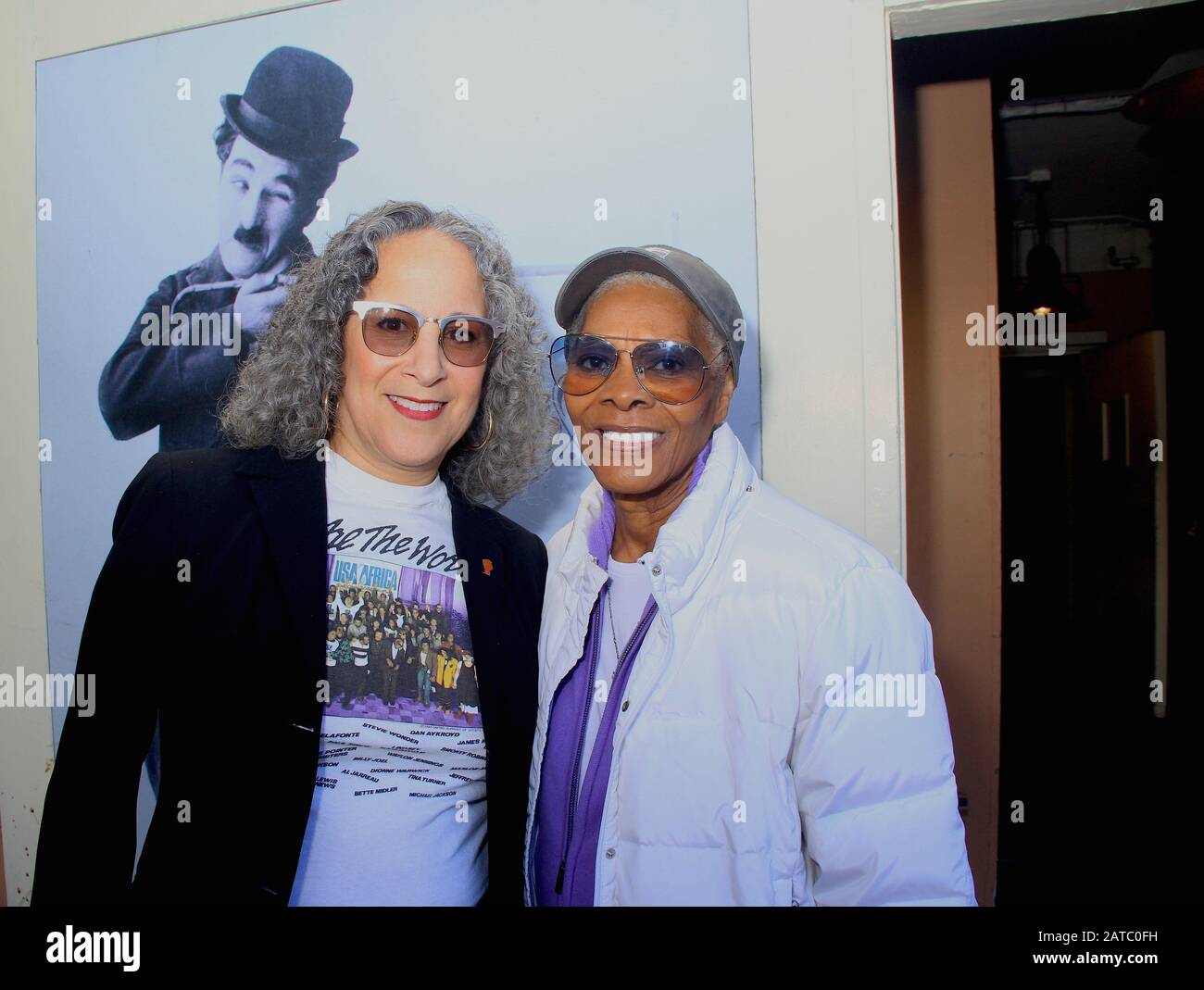 Januar 2020, Hollywood, Kalifornien, USA: I16085CHW.''We Are The World' 35. Anniversary Celebration Presented by USAForAfrica.org.Jim Henson Company Lot, Hollywood, California, USA .01/28/2020 .GINA BELAFONTE AND DIONNE WARWICK .Â©Clinton H.Wallace/Photomundo International/ Photos Inc (Credit Image: © Clinton Wallace/Globe Photos via ZUMA Wire) Stockfoto