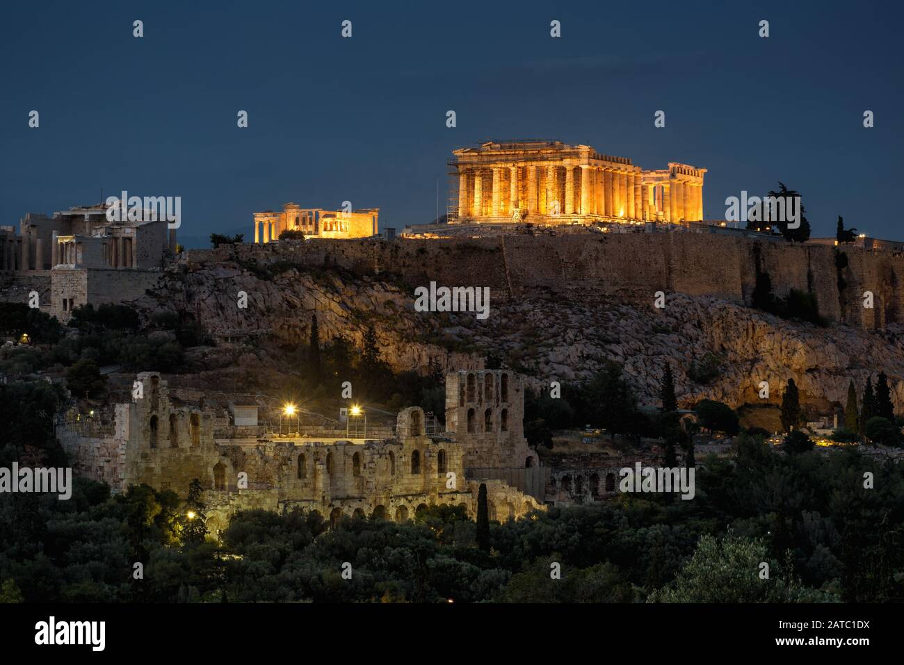 Blick auf den Parthenon in Athen, Griechenland. Der berühmte altgriechische Parthenon auf dem Akropolishügel ist das wichtigste Wahrzeichen der Stadt. Leuchtruinen o Stockfoto