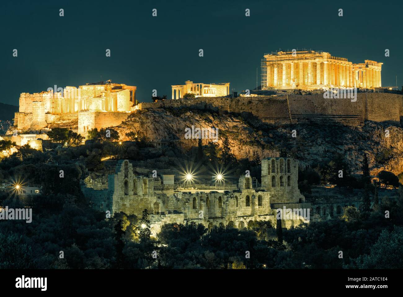 Blick auf die Akropolis, Athen, Griechenland. Antike griechische Strukturen auf der Akropolis sind das wichtigste Wahrzeichen Athens. Leuchtruinen von Parthenon an der Stockfoto
