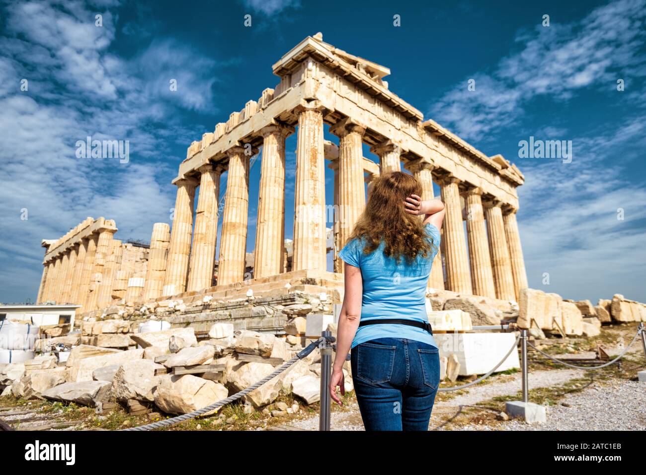 Junge Frau sieht Parthenon auf der Akropolis von Athen, Griechenland. Die berühmten antiken griechischen Parthenon ist die wichtigste touristische Attraktion von Athen. Mädchen t Stockfoto