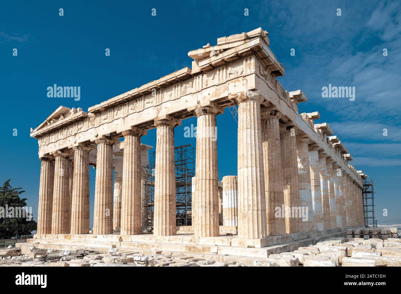 Parthenon auf der Akropolis, Athen, Griechenland. Es ist die wichtigste Touristenattraktion Athens. Ruinen eines majestätischen antiken griechischen Tempels im Zentrum Athens. Famo Stockfoto