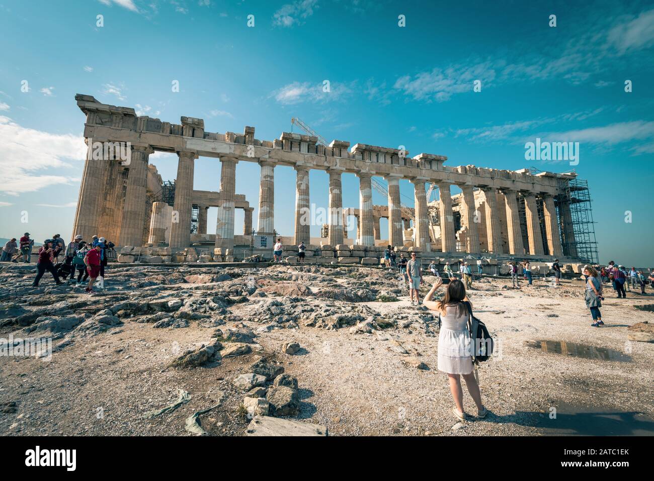 Athen, Griechenland - 8. Mai 2018: Panoramablick auf die Akropolis mit Parthenon. Dieser Ort ist die wichtigste Touristenattraktion Athens. Die Menschen besuchen die berühmten Stockfoto
