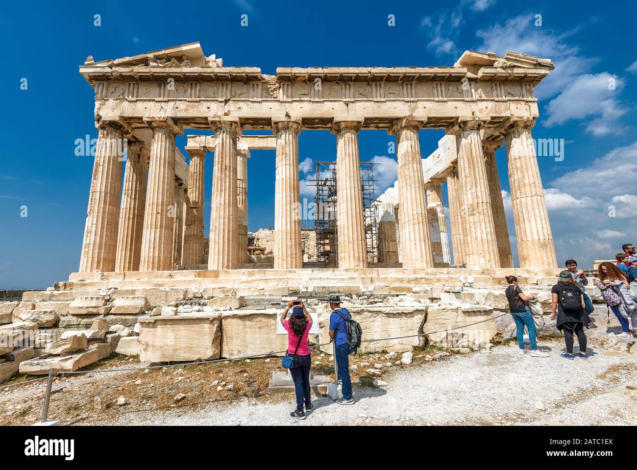 Athen - 8. Mai 2018: Die Menschen besuchen den Altgriechischen Parthenon auf der Akropolis von Athen, Griechenland. Parthenon ist eine der beliebtesten Touristenattraktionen Athens. Co Stockfoto