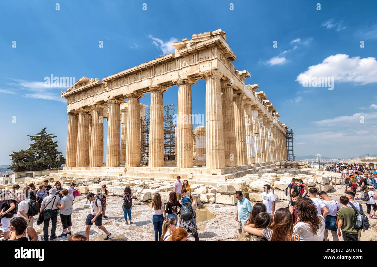 Athen - 8. Mai 2018: Die Menschen besuchen im Sommer den Parthenon auf der Akropolis, Athen, Griechenland. Es ist eine Touristenattraktion Athens. Altgriechische Sprache Stockfoto