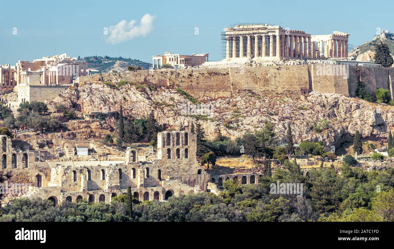 Panoramablick auf die Akropolis, Athen, Griechenland. Der altgriechische Parthenon auf dem Akropolishügel ist das wichtigste Wahrzeichen Athens. Panorama der berühmten Stockfoto