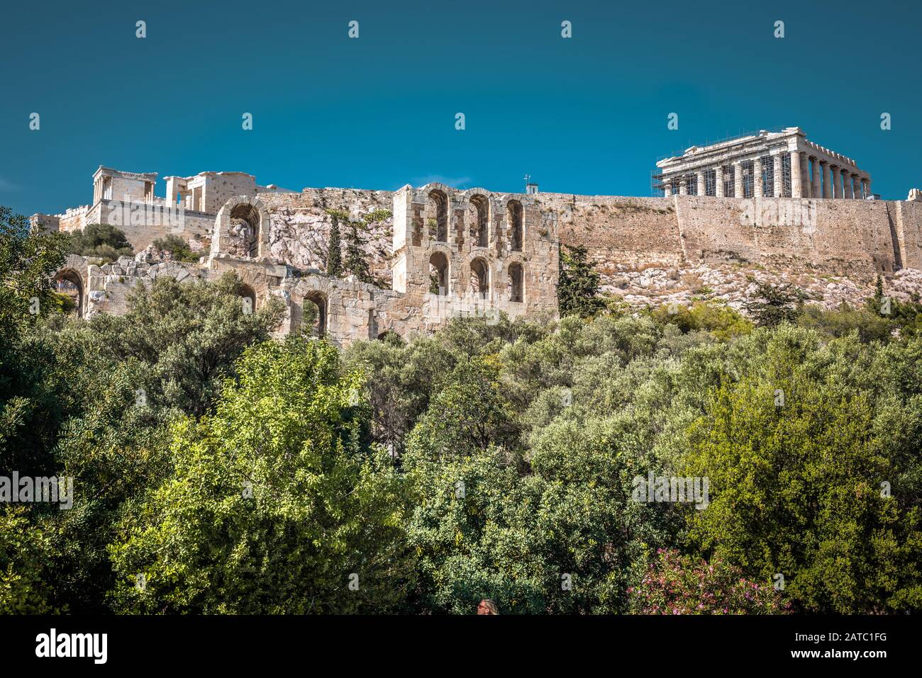 Akropolis von Athen, Griechenland. Es ist das Wahrzeichen von Athen. Malerische Panorama auf die Akropolis Hügel mit der alten griechischen Ruinen im Zentrum Athens. Berühmte hi Stockfoto