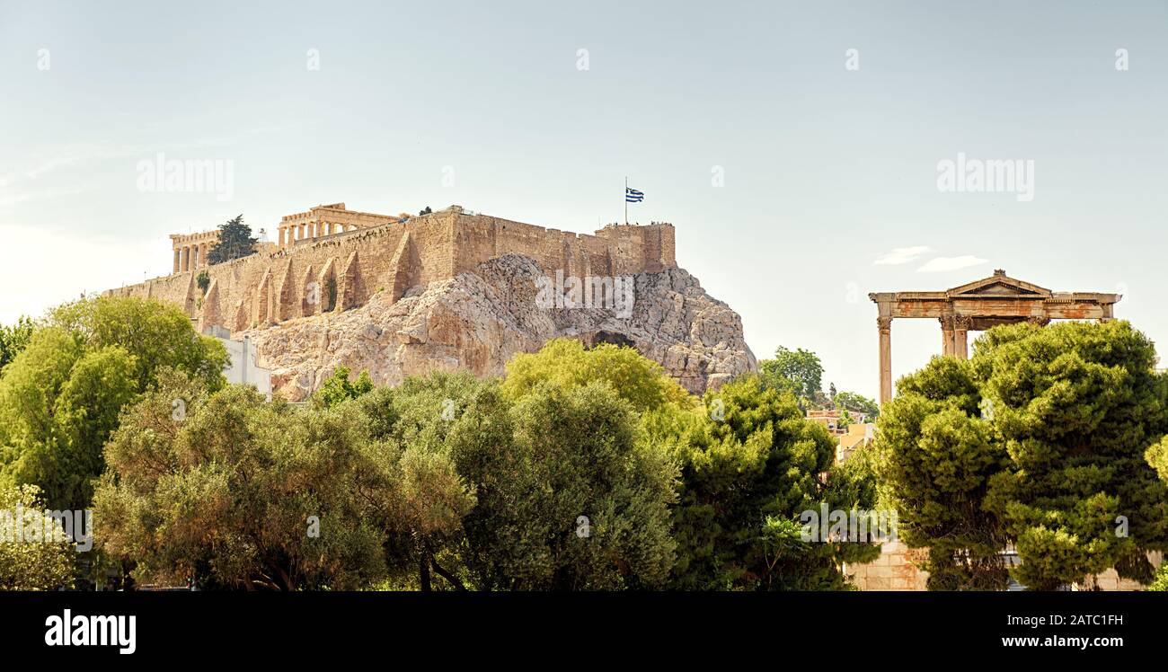 Panoramablick auf den Akropolishügel, Athen, Griechenland. Es ist die wichtigste Touristenattraktion Athens. Panorama-Panorama von Athen mit antiken griechischen Ruinen. Stockfoto