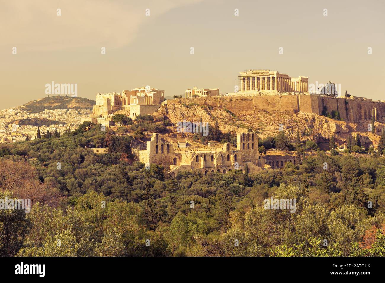 Akropolis von Athen bei Sonnenuntergang, Griechenland. Die antike griechische Akropolis ist das wichtigste Wahrzeichen Athens. Panorama auf die berühmten Ruinen im Athener Zentrum Stockfoto