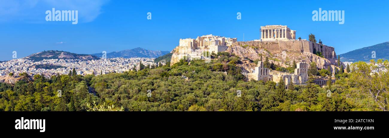 Die Landschaft der Stadt Athen mit der berühmten Akropolis, Griechenland. Die alte Akropolis ist ein Wahrzeichen Athens. Panorama von Athen mit klassischen griechischen Ruinen. Scen Stockfoto