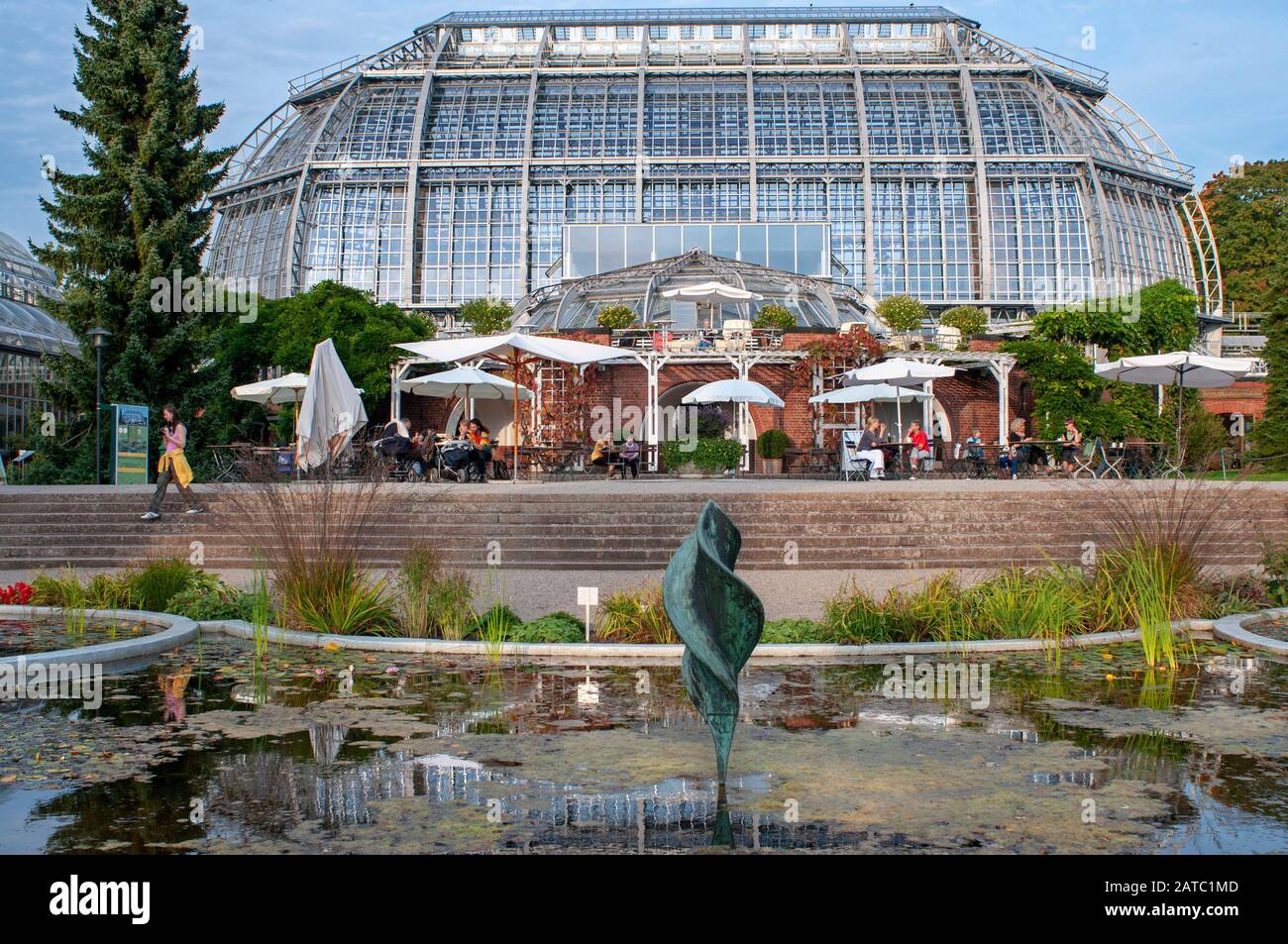 Glashaus Botanischer Garten oder Botanischer Garten Berlin, mit mehr als 43 ha der größte Botanische Garten Europas. Der größte tropische Greenhous Stockfoto