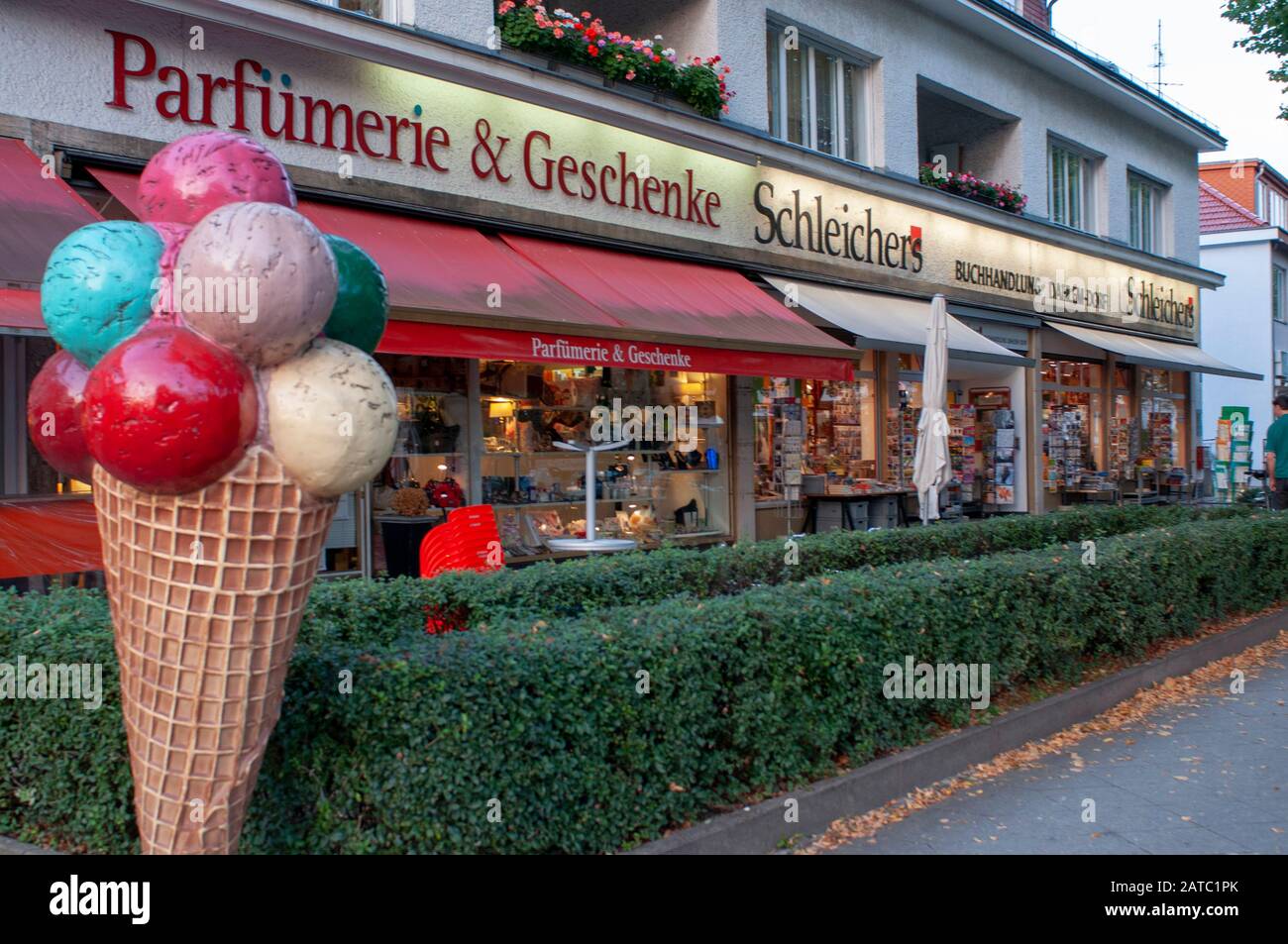 Eisladen und Geschäfte in der Königin-Luise-Straße in Berlin Deutschland Stockfoto