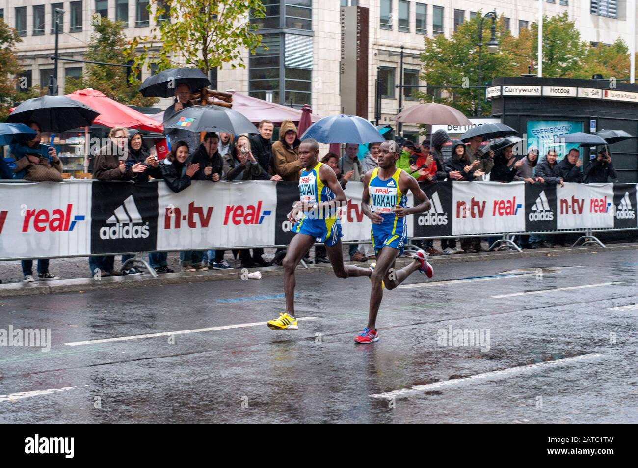 Schwarzafrikanischer Teilnehmer des Berlin-Marathons bei Kilometer 40, Berlin, Deutschland, Europa. Der Berlin-Marathon (Marke BMW Berlin-Marathon für sponso Stockfoto