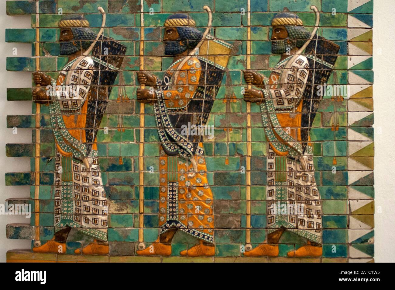 Die babylonischen Bogenschützen. Diese Männer mit Bogen und Speeren sind am Ishtar-Tor, einer der Tore des alten Babylons, dargestellt. Pergamonmuseum, Museumsi Stockfoto