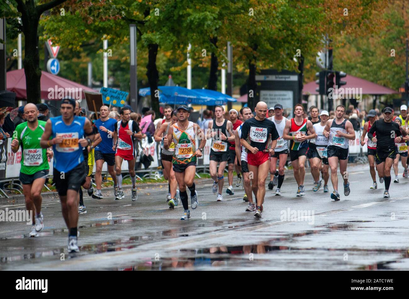 Teilnehmer des Berlin-Marathons bei Kilometer 40, Berlin, Deutschland, Europa. Der Berlin-Marathon (aus Sponsoringgründen BMW Berlin-Marathon unter der Marke Stockfoto