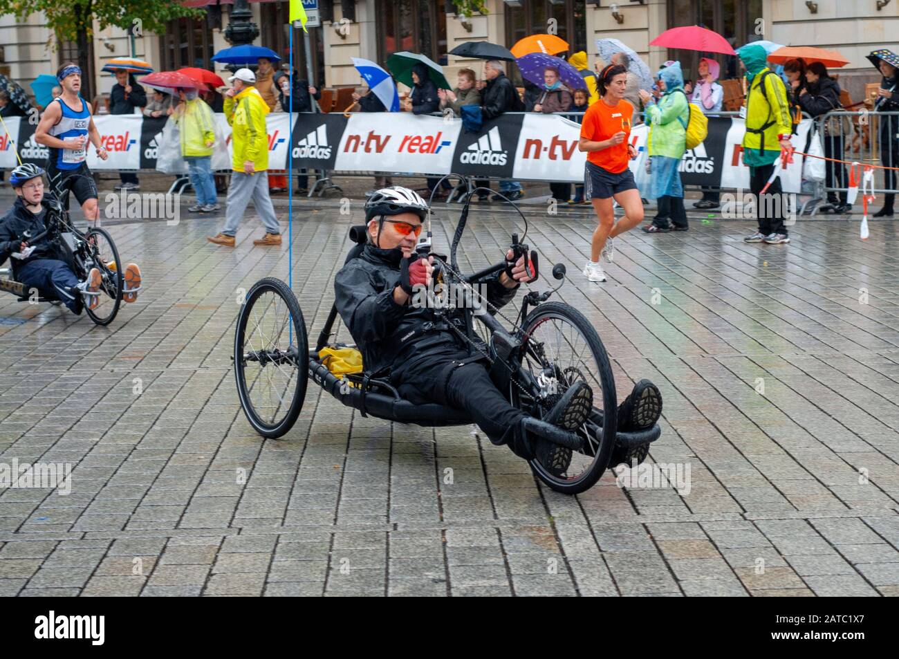 Behinderter Handbike-Teilnehmer am Berlin-Marathon bei Kilometer 40, Berlin, Deutschland, Europa. Der Berlin-Marathon (Marke BMW Berlin Mara Stockfoto