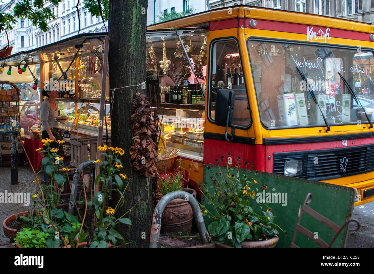 Mobiles Delikatessengeschäft Lebensmittel-Truck im Berliner Bezirk Kreuzberg Stockfoto