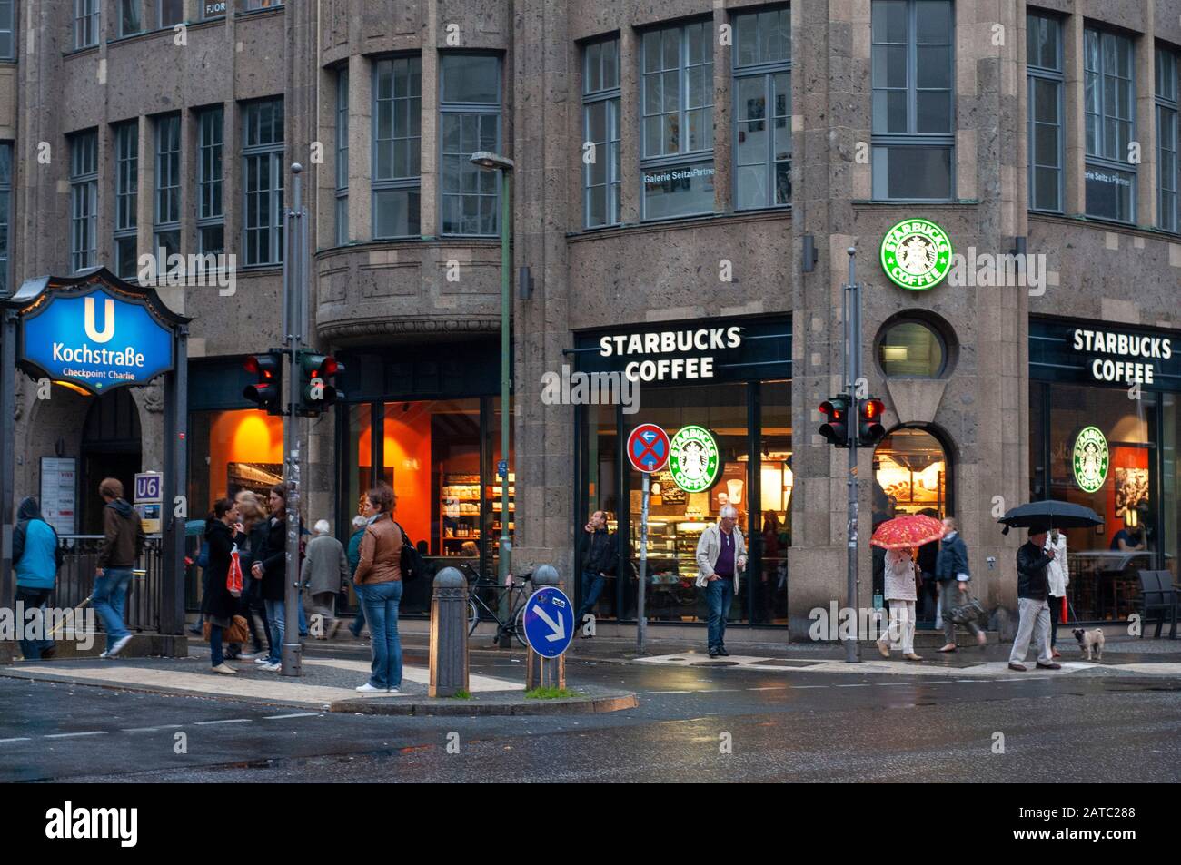 Starbucks Coffee-Shop am Checkpoint Charlie; Berlin, Deutschland Stockfoto