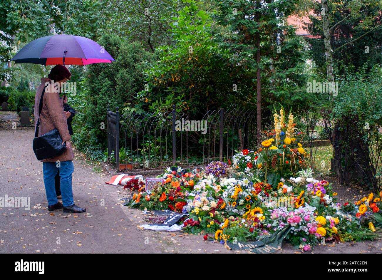 Der Dorotheenstädtische Friedhof, offiziell Friedhof der Pfarreien Dorotheenstadt und Friedrichswerder, ist ein landmarkierter protestantischer Grabblock Stockfoto