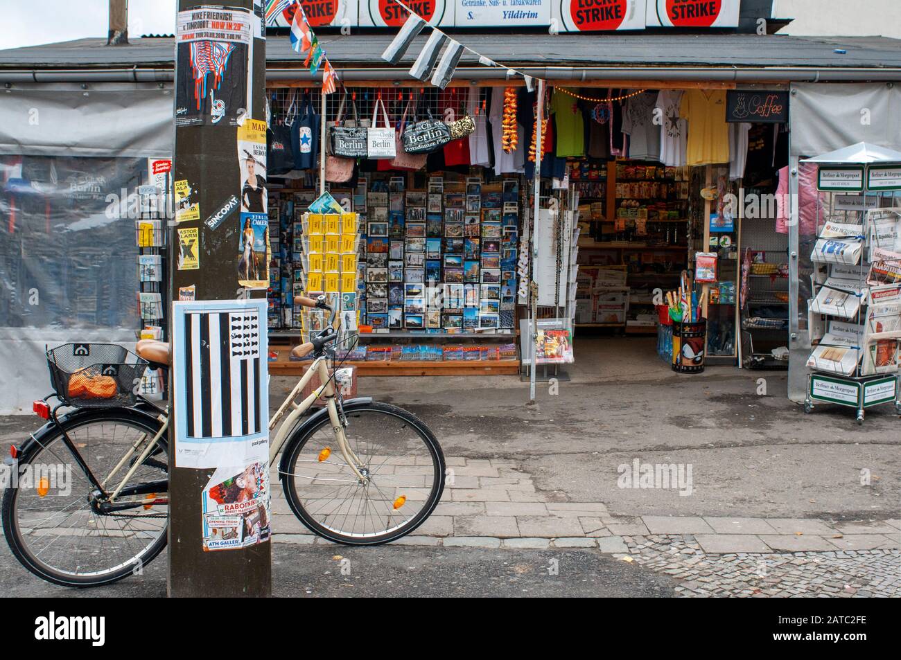 Alternativer Souvenirladen im Scheunenviertel in Berlin Mitte. Es ist eines der ältesten und charismatischsten Viertel Berlins Stockfoto