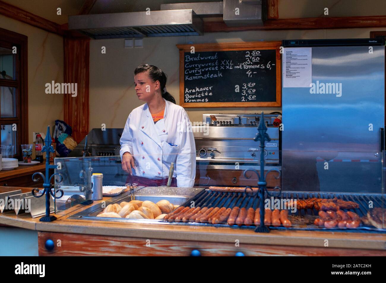 WURST, WÜRSTCHEN UND BIER IN EINEM BIERGARTEN, TIERGARTEN, BERLIN, DEUTSCHLAND. Biergärten sind in München am häufigsten, wo man den Großdaddy von a besuchen kann Stockfoto