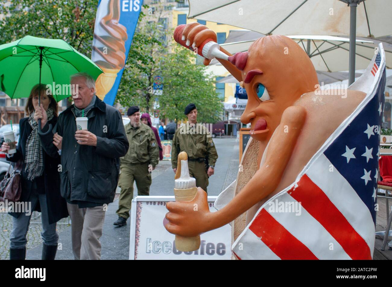 Amerikanische Hot Dog-Figur steht in Mitte Berlin Deutschland Stockfoto