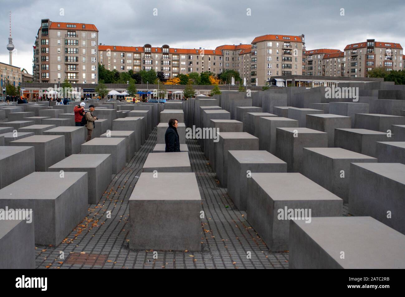 Berühmten jüdischen Holocaust-Mahnmal in der Nähe Brandenburger Tor (Brandenburger Tor) bei Sonnenuntergang im Sommer, Berlin-Mitte, Deutschland Stockfoto