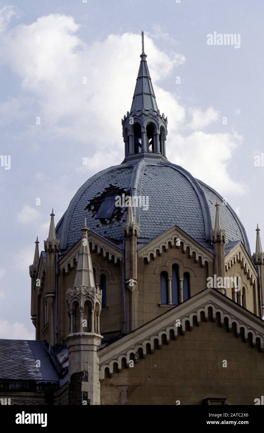 17. August 1993 Während der Belagerung von Sarajevo: Ein Schalenloch wurde grob auf die Kuppel der Akademie Der Bildenden Künste (früher Evangelistikkirche) gepatcht. Stockfoto