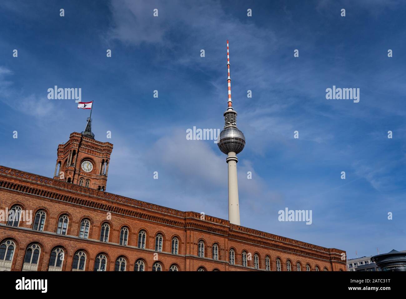 Fernsehturm Berlin mit dem roten Berliner Rathaus im Vordergrund, Berliner Gebäude, gr. blauer Himmelshintergrund, fernsehturm Berlin isoliert am blauen Himmel Stockfoto