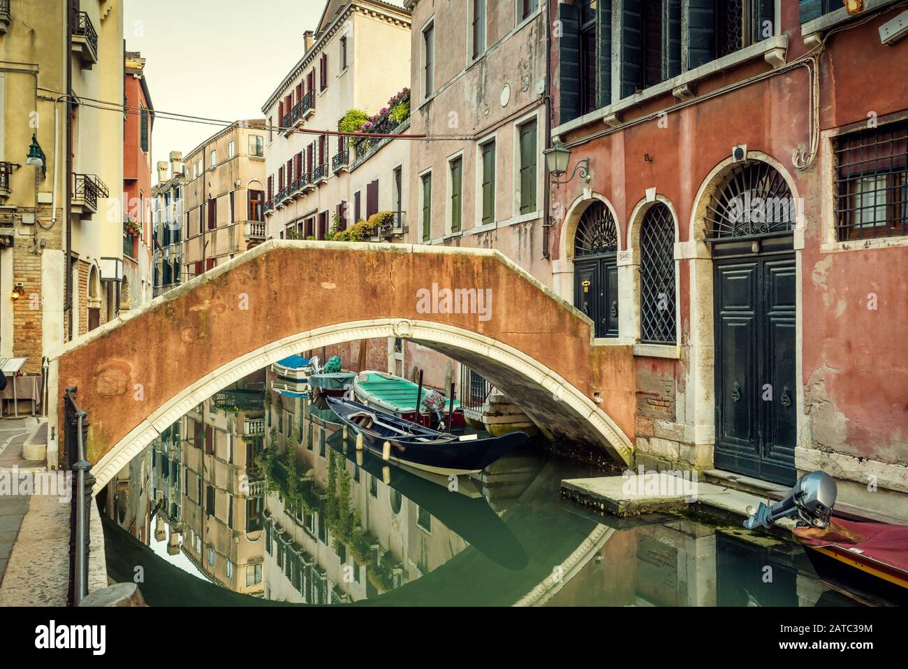 Der Kanal in Venedig ist eine Straße in der Stadt, Italien Stockfoto