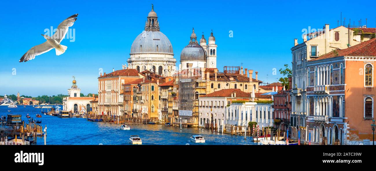 Venedig im Sommer, Italien. Schöner Panoramablick auf den Canal Grande in Venedig an einem sonnigen Tag. Panorama-Blick auf Venedig bei Sonneneinstrahlung. Horizontales Banner von Stockfoto